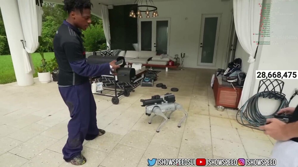 YouTuber celebru, viral după ce a fost „atacat” cu un aruncător de flăcări de câinele său robot de 100.000 de dolari - Imaginea 5