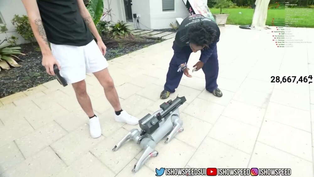 YouTuber celebru, viral după ce a fost „atacat” cu un aruncător de flăcări de câinele său robot de 100.000 de dolari - Imaginea 7