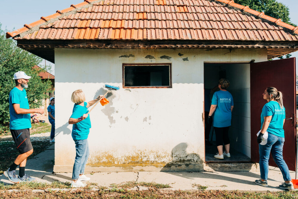 Anul școlar începe, iar mii de elevi vor fi nevoiți să învețe în școli-șantier - Imaginea 6