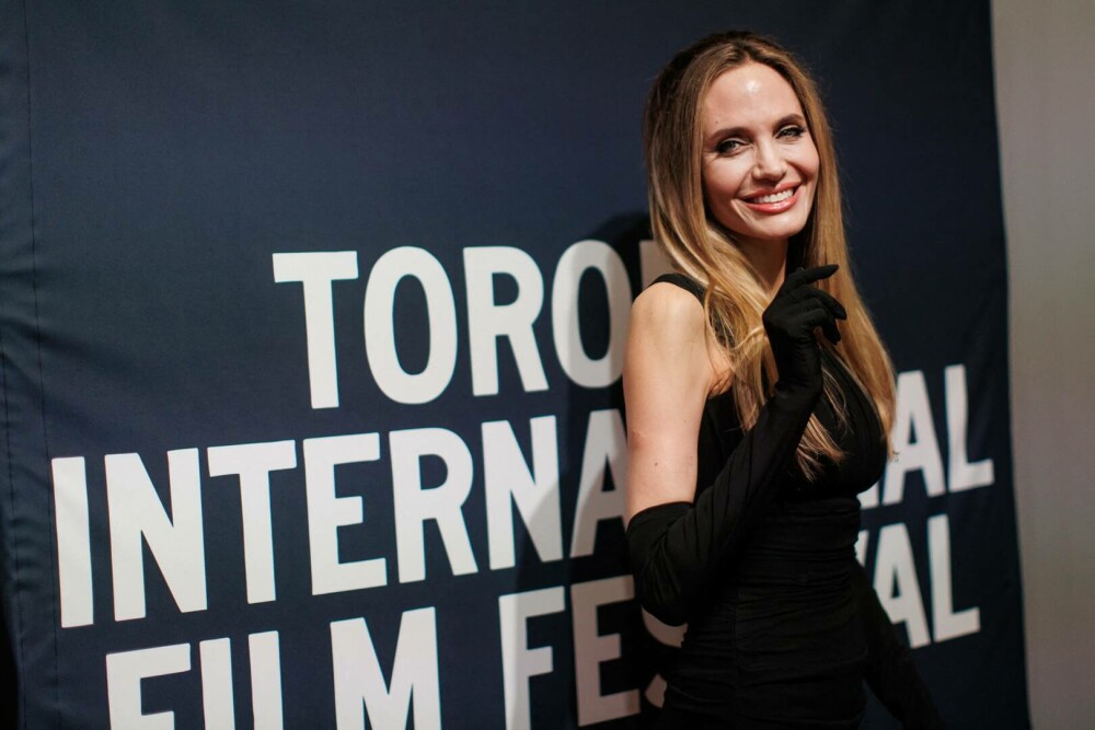 Angelina Jolie şi Salma Hayek, strălucitoare pe covorul roşu la Festivalul Internaţional de Film de la Toronto. FOTO - Imaginea 9