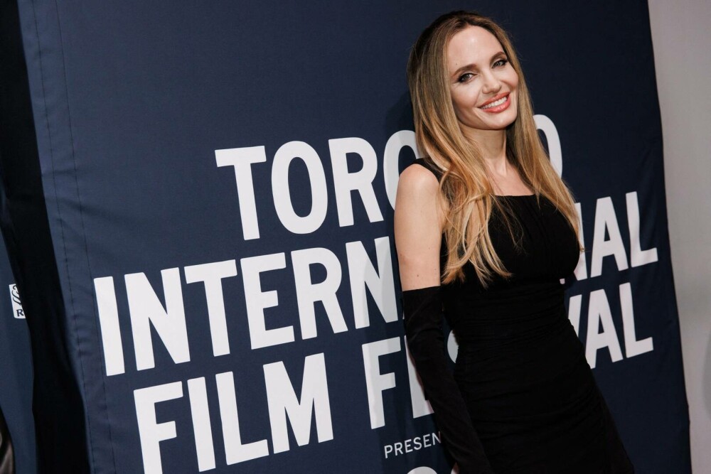 Angelina Jolie şi Salma Hayek, strălucitoare pe covorul roşu la Festivalul Internaţional de Film de la Toronto. FOTO - Imaginea 11