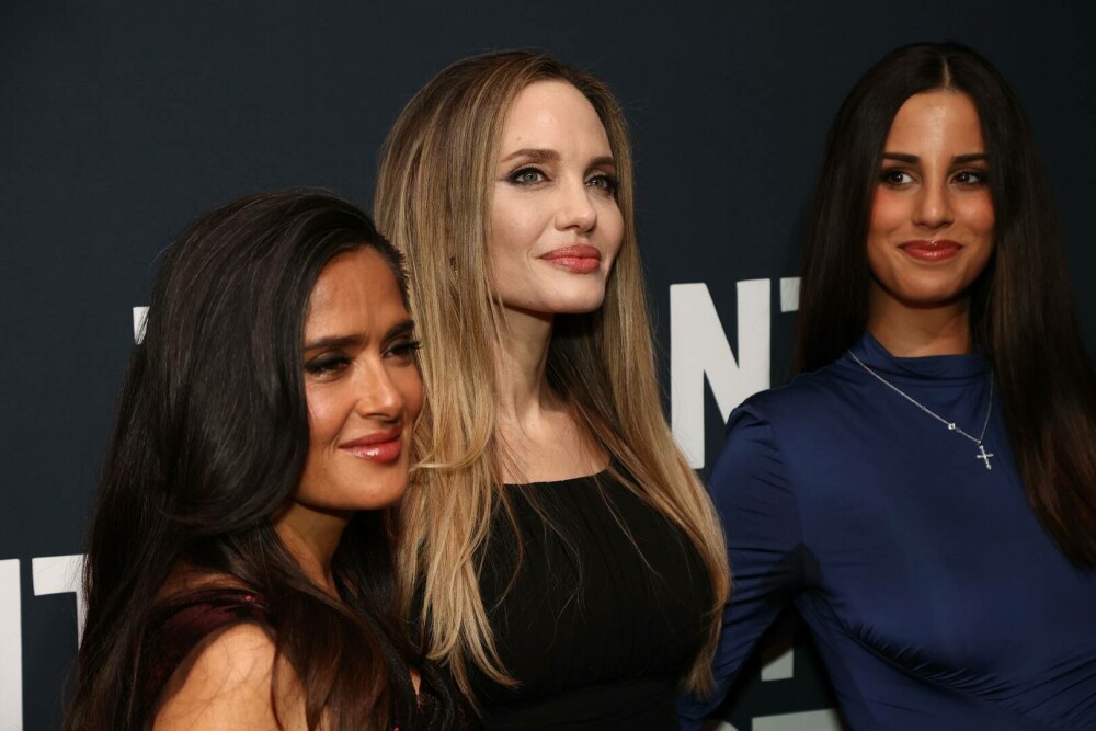 Angelina Jolie şi Salma Hayek, strălucitoare pe covorul roşu la Festivalul Internaţional de Film de la Toronto. FOTO - Imaginea 12