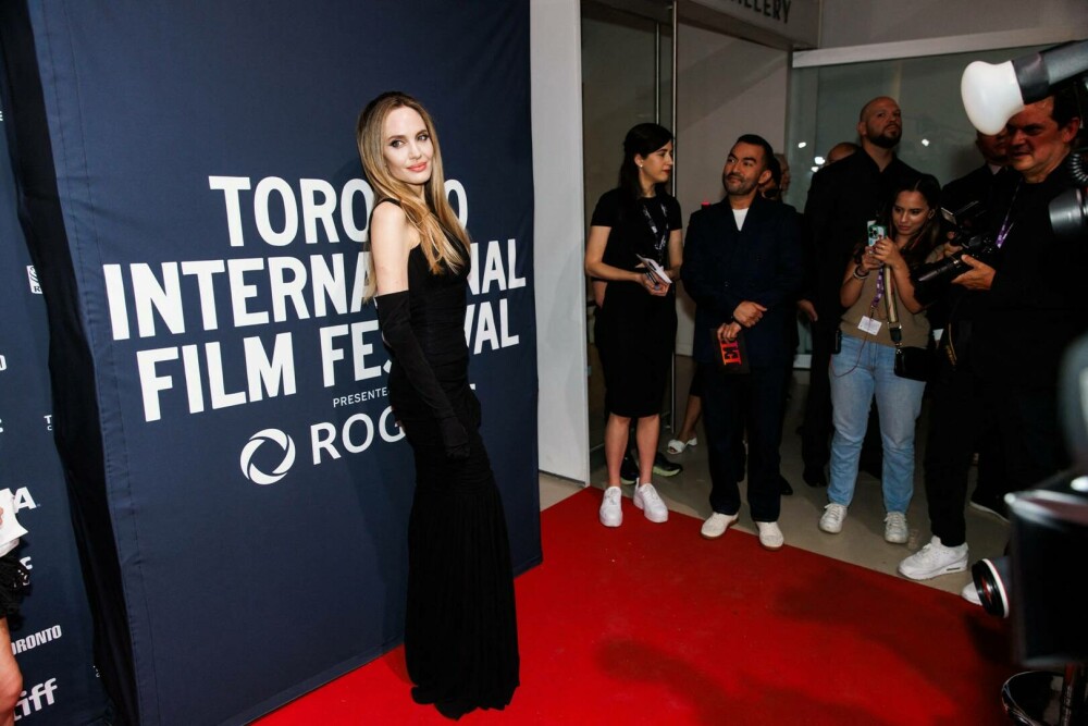 Angelina Jolie şi Salma Hayek, strălucitoare pe covorul roşu la Festivalul Internaţional de Film de la Toronto. FOTO - Imaginea 13