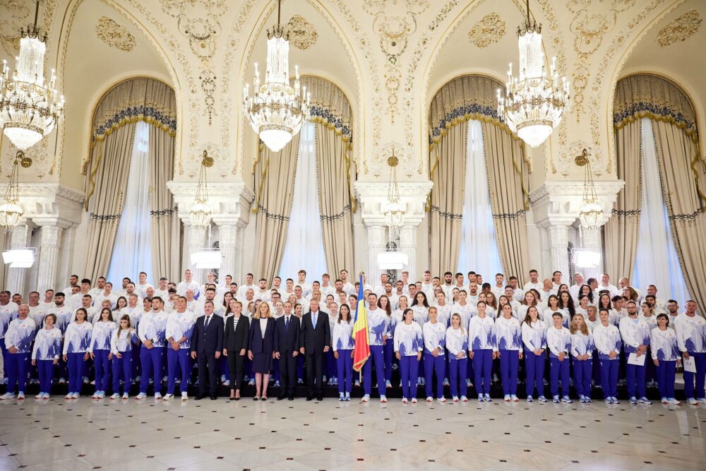 Klaus Iohannis i-a decorat pe medaliaţii olimpici şi paralimpici de la Paris. La eveniment a fost prezentă şi Nadia Comăneci - Imaginea 1