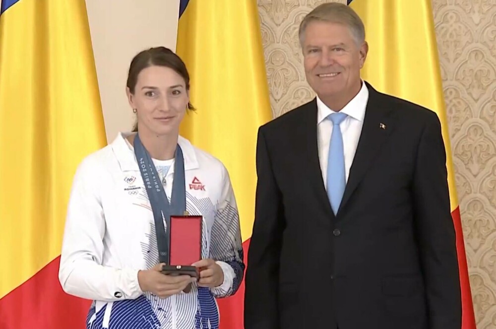 Klaus Iohannis i-a decorat pe medaliaţii olimpici şi paralimpici de la Paris. La eveniment a fost prezentă şi Nadia Comăneci - Imaginea 2