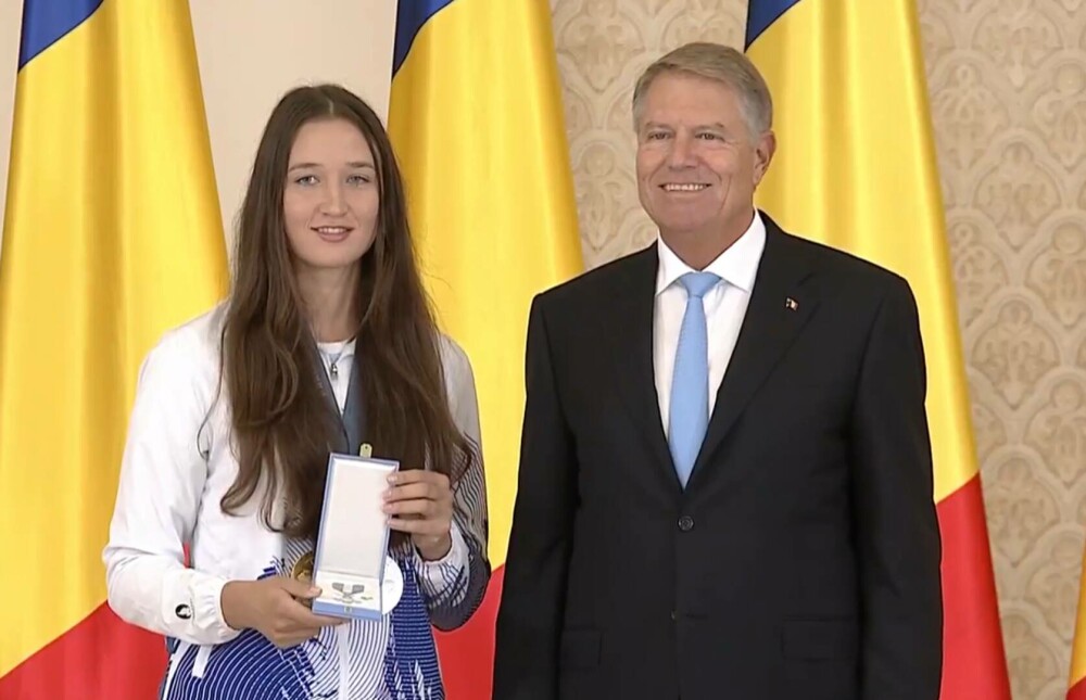 Klaus Iohannis i-a decorat pe medaliaţii olimpici şi paralimpici de la Paris. La eveniment a fost prezentă şi Nadia Comăneci - Imaginea 7