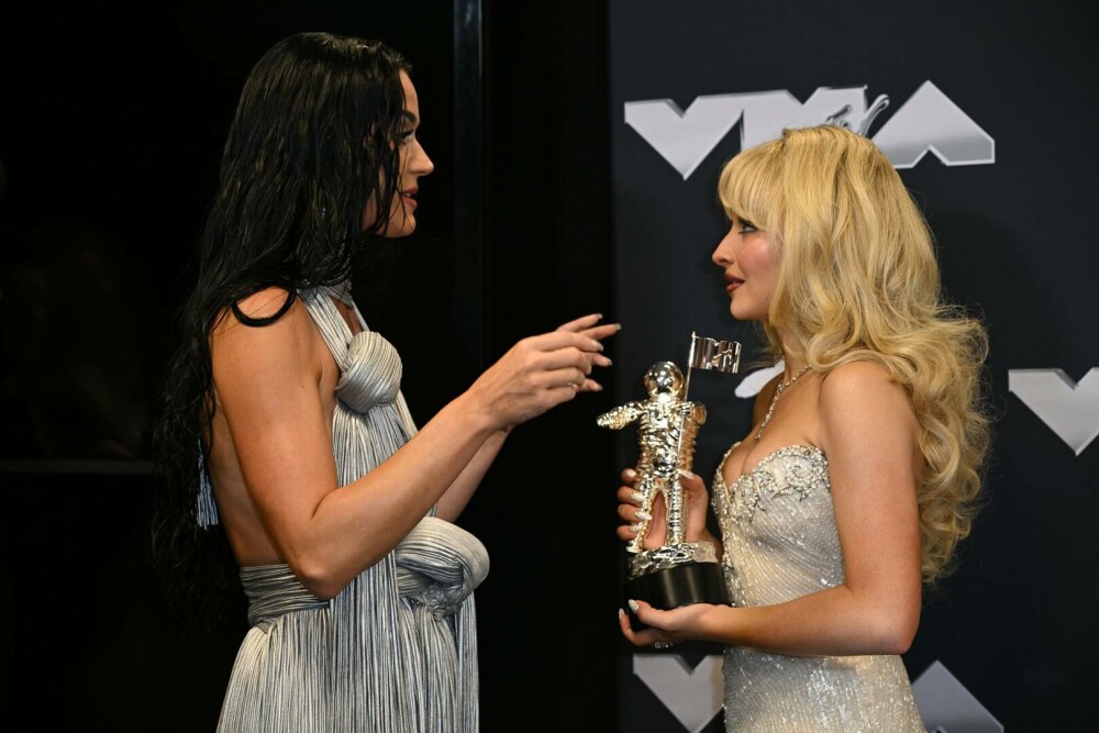 Ce a făcut Katy Perry pe scena de la MTV Video Music Awards 2024, după ce i-a fost înmânat premiul de către logodnic. FOTO - Imaginea 3