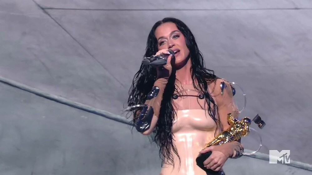 Ce a făcut Katy Perry pe scena de la MTV Video Music Awards 2024, după ce i-a fost înmânat premiul de către logodnic. FOTO - Imaginea 11