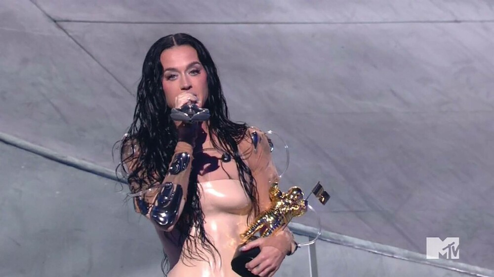 Ce a făcut Katy Perry pe scena de la MTV Video Music Awards 2024, după ce i-a fost înmânat premiul de către logodnic. FOTO - Imaginea 12