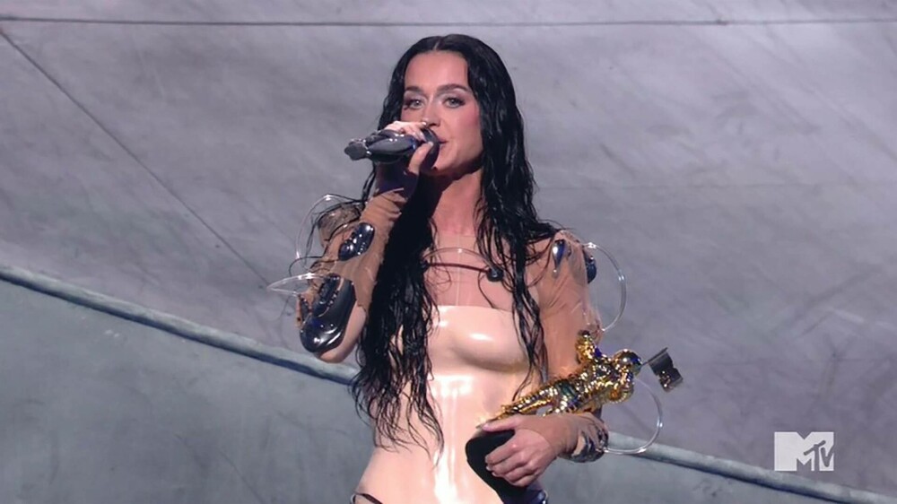 Ce a făcut Katy Perry pe scena de la MTV Video Music Awards 2024, după ce i-a fost înmânat premiul de către logodnic. FOTO - Imaginea 14