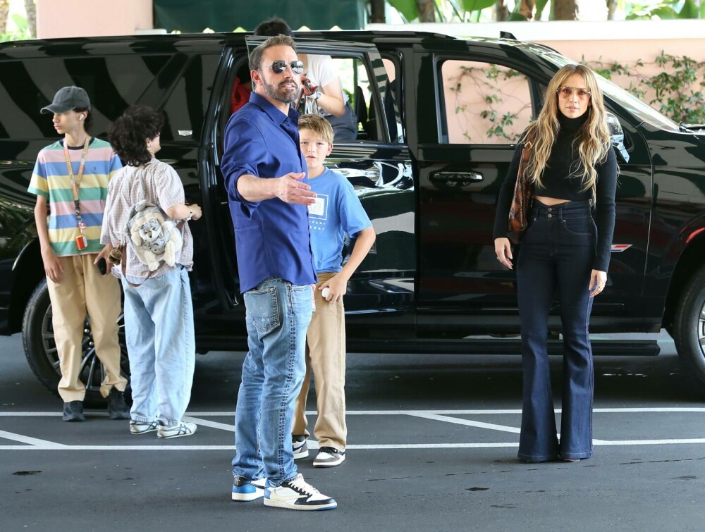 Ben Affleck și Jennifer Lopez, întâlnire tensionată în Beverly Hills. Cum au fost surprinși cei doi alături de copii | FOTO - Imaginea 1