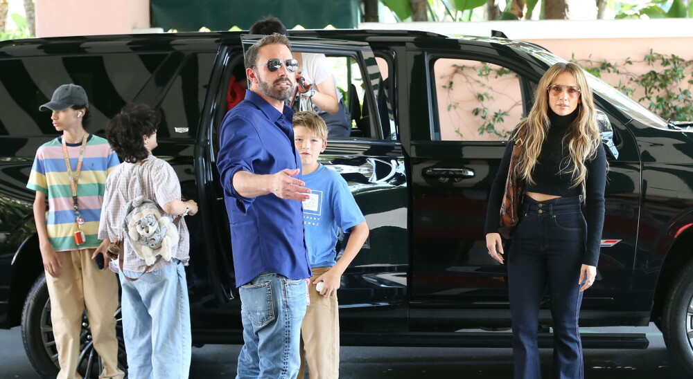 Ben Affleck și Jennifer Lopez, întâlnire tensionată în Beverly Hills. Cum au fost surprinși cei doi alături de copii | FOTO - Imaginea 32