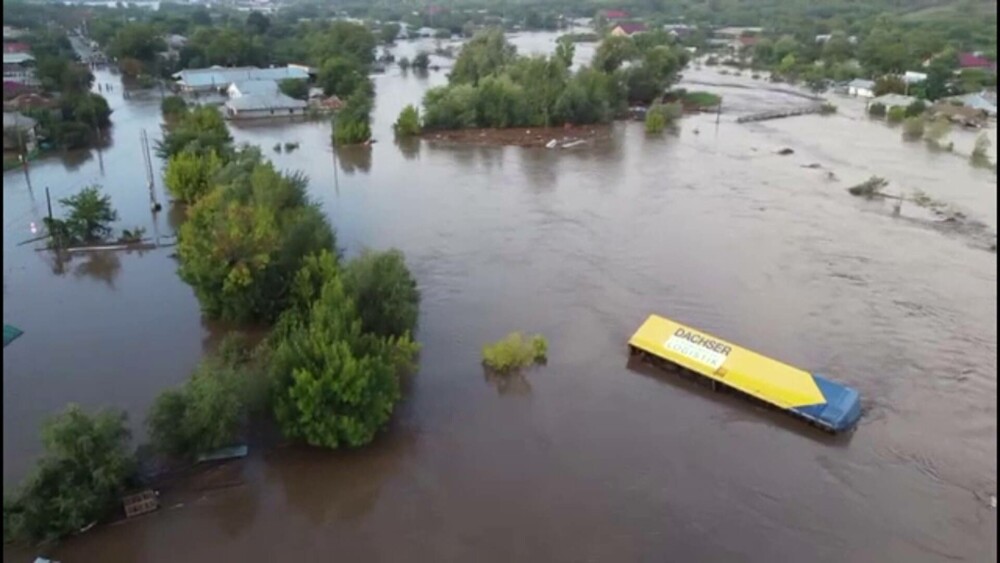 Gălățenii rămași pe drumuri din cauza inundațiilor au primit mâncare și haine într-o tabără. „E apa până-n tavan” - Imaginea 1