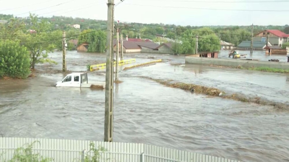 Gălățenii rămași pe drumuri din cauza inundațiilor au primit mâncare și haine într-o tabără. „E apa până-n tavan” - Imaginea 2