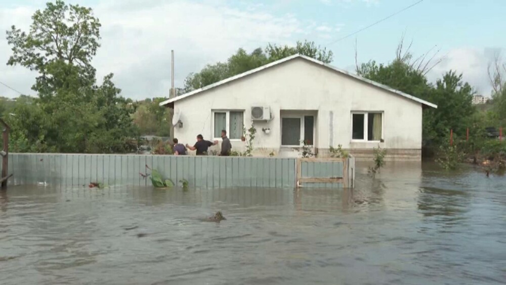 Gălățenii rămași pe drumuri din cauza inundațiilor au primit mâncare și haine într-o tabără. „E apa până-n tavan” - Imaginea 5