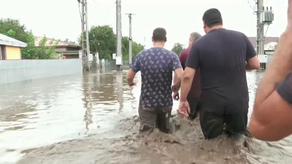 Gălățenii rămași pe drumuri din cauza inundațiilor au primit mâncare și haine într-o tabără. „E apa până-n tavan” - Imaginea 6