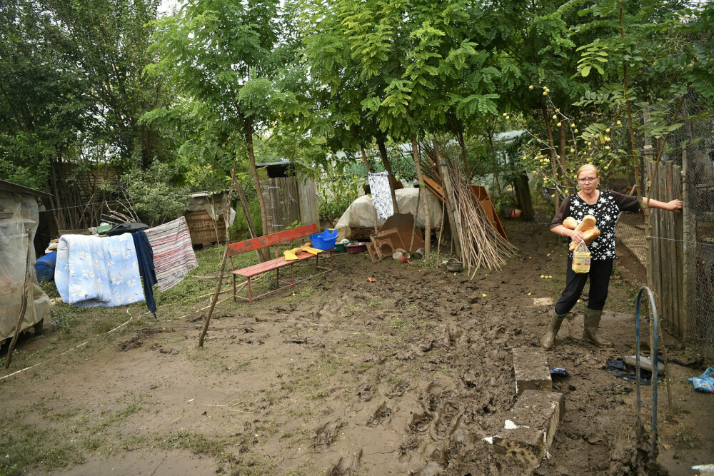 Patru mii de locuinţe din judeţul Galaţi au fost afectate de inundaţii. 900 au fost distruse aproape în totalitate - Imaginea 6