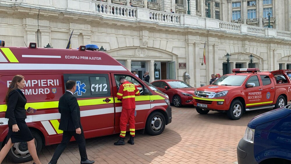 Incendiu la Palatul Parlamentului. Un bărbat a stropit cu benzină și a dat foc unei săli. Sute de persoane evacuate. VIDEO - Imaginea 2