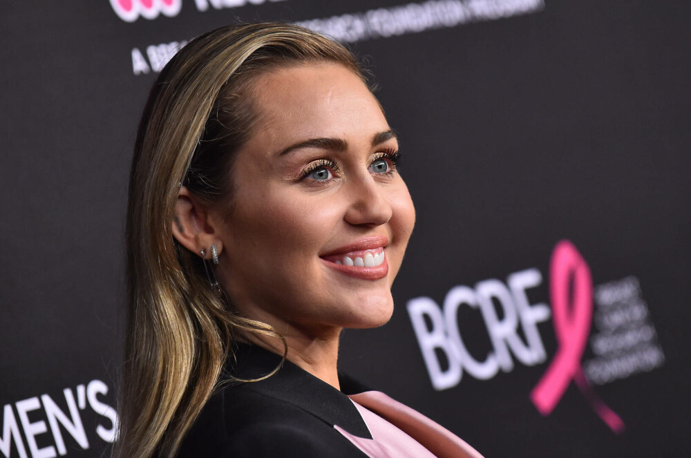 Miley Cyrus și-a etalat inelul de logodnă la premiera unui film. Artista a strălucit alături de iubitul ei. GALERIE FOTO - Imaginea 39