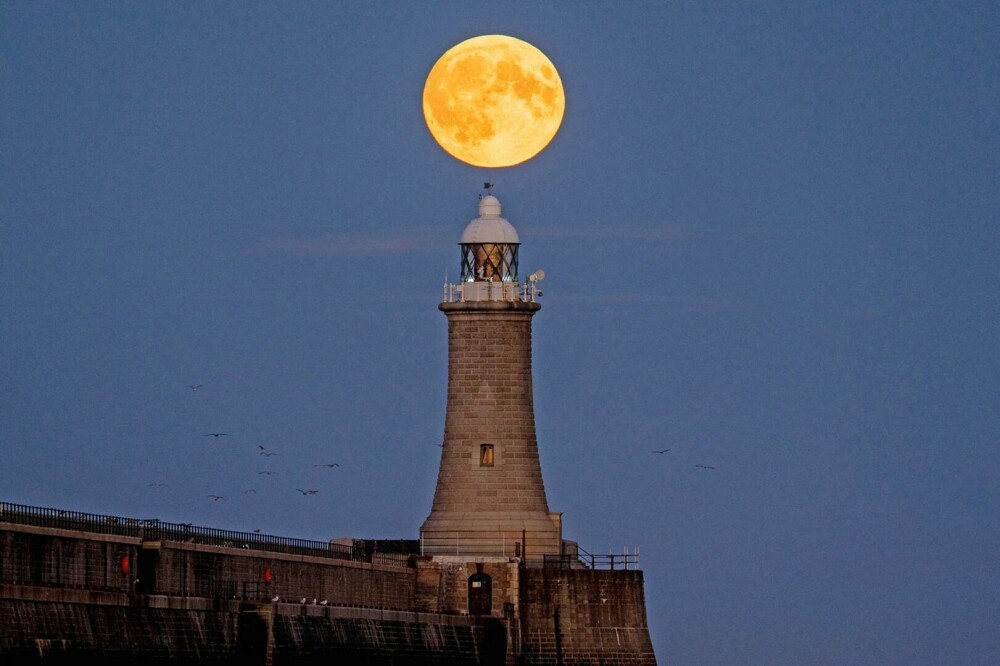 Cum s-a văzut „Super Luna” şi eclipsa parţială de lună în noaptea de marți spre miercuri. FOTO și VIDEO - Imaginea 1