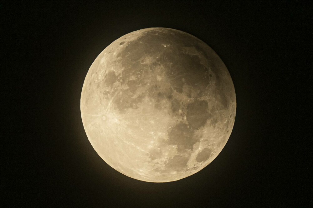 Cum s-a văzut „Super Luna” şi eclipsa parţială de lună în noaptea de marți spre miercuri. FOTO și VIDEO - Imaginea 2