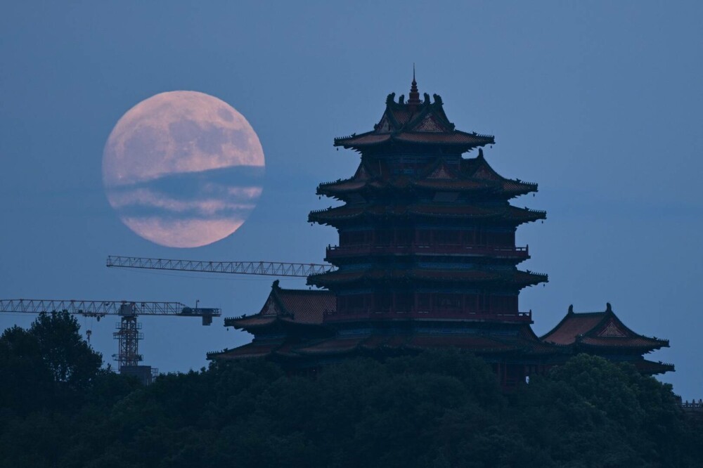 Cum s-a văzut „Super Luna” şi eclipsa parţială de lună în noaptea de marți spre miercuri. FOTO și VIDEO - Imaginea 5