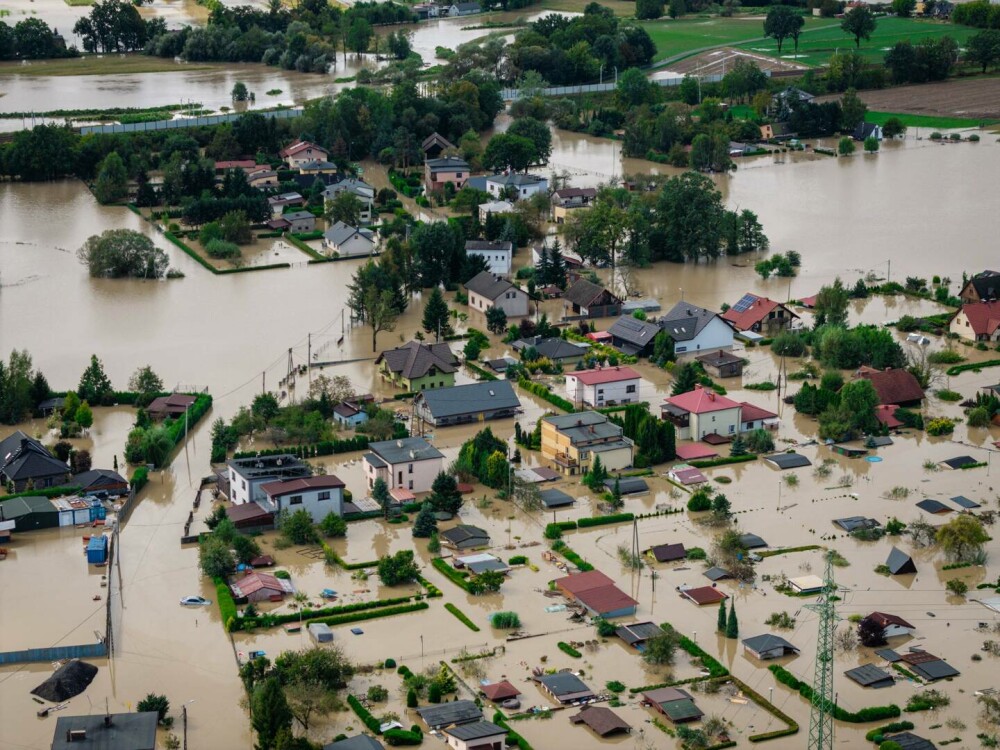 Potopul a făcut prăpăd din România până în Polonia. Cel puţin 22 de persoane ucise. Noi zone trebuie evacuate - Imaginea 3