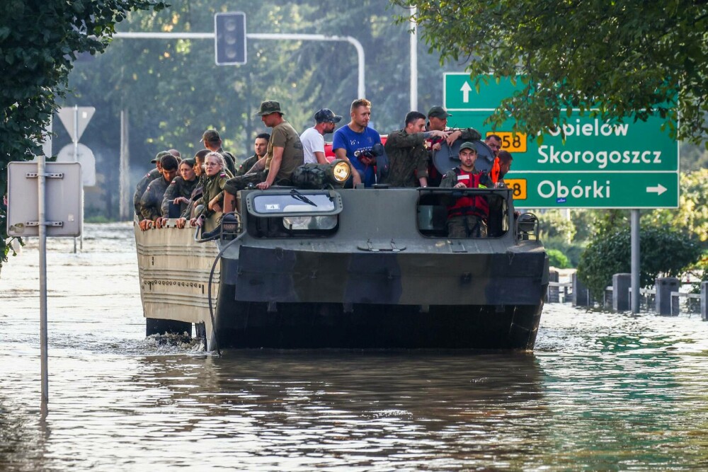 Potopul a făcut prăpăd din România până în Polonia. Cel puţin 22 de persoane ucise. Noi zone trebuie evacuate - Imaginea 1