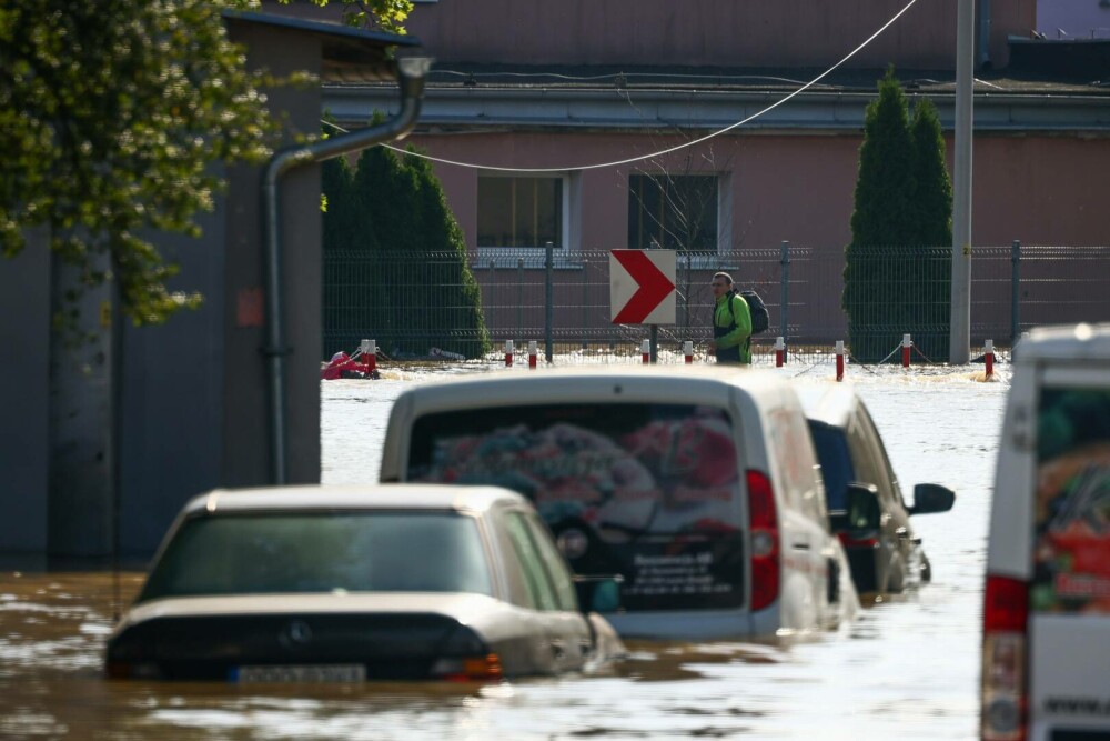 Potopul a făcut prăpăd din România până în Polonia. Cel puţin 22 de persoane ucise. Noi zone trebuie evacuate - Imaginea 5