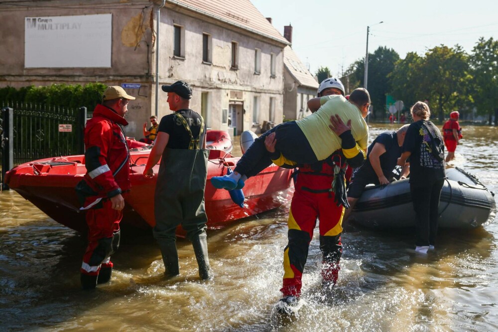 Potopul a făcut prăpăd din România până în Polonia. Cel puţin 22 de persoane ucise. Noi zone trebuie evacuate - Imaginea 6