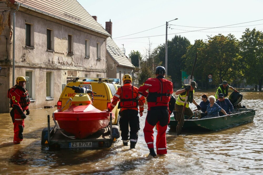 Potopul a făcut prăpăd din România până în Polonia. Cel puţin 22 de persoane ucise. Noi zone trebuie evacuate - Imaginea 8