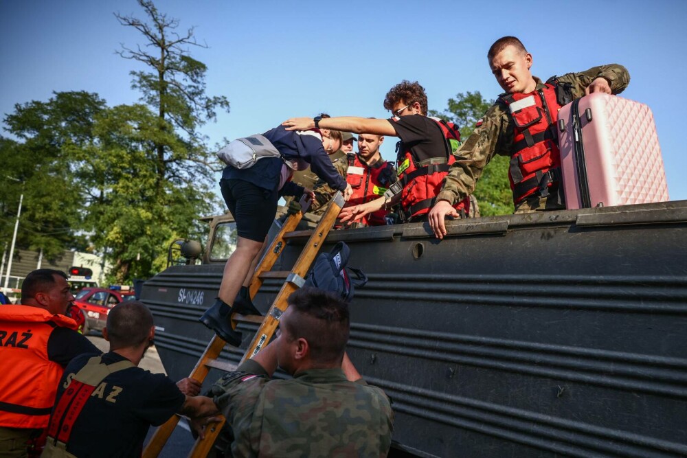 Potopul a făcut prăpăd din România până în Polonia. Cel puţin 22 de persoane ucise. Noi zone trebuie evacuate - Imaginea 12