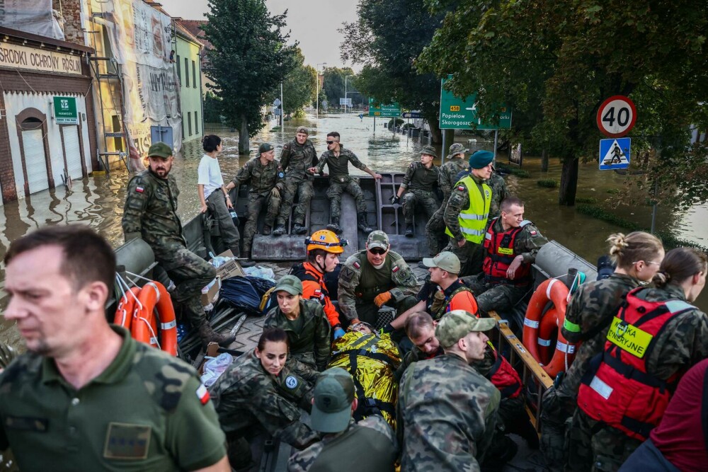 Potopul a făcut prăpăd din România până în Polonia. Cel puţin 22 de persoane ucise. Noi zone trebuie evacuate - Imaginea 13