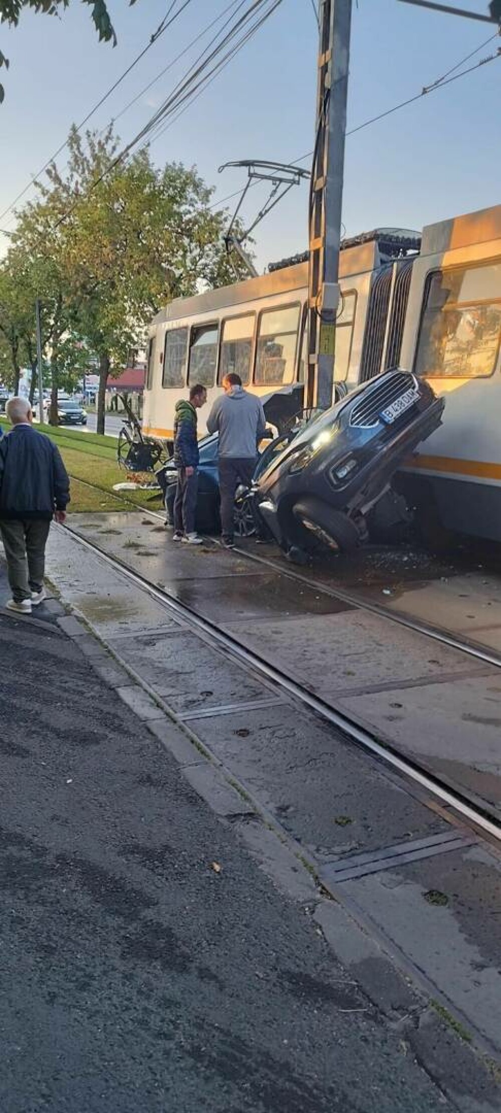 Cine era șoferul strivit în mașină de un tramvai, în București. Legătura sinistră cu atacul de la Palatul Parlamentului - Imaginea 1