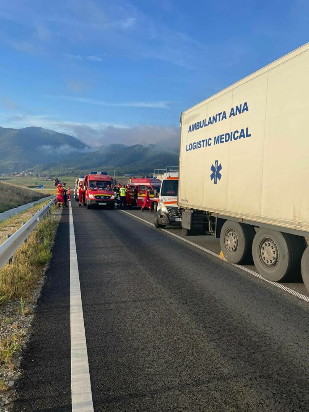 Două TIR-uri s-au ciocnit frontal între A1 și DN 7. Trei persoane au fost transportate la spital. GALERIE FOTO - Imaginea 5