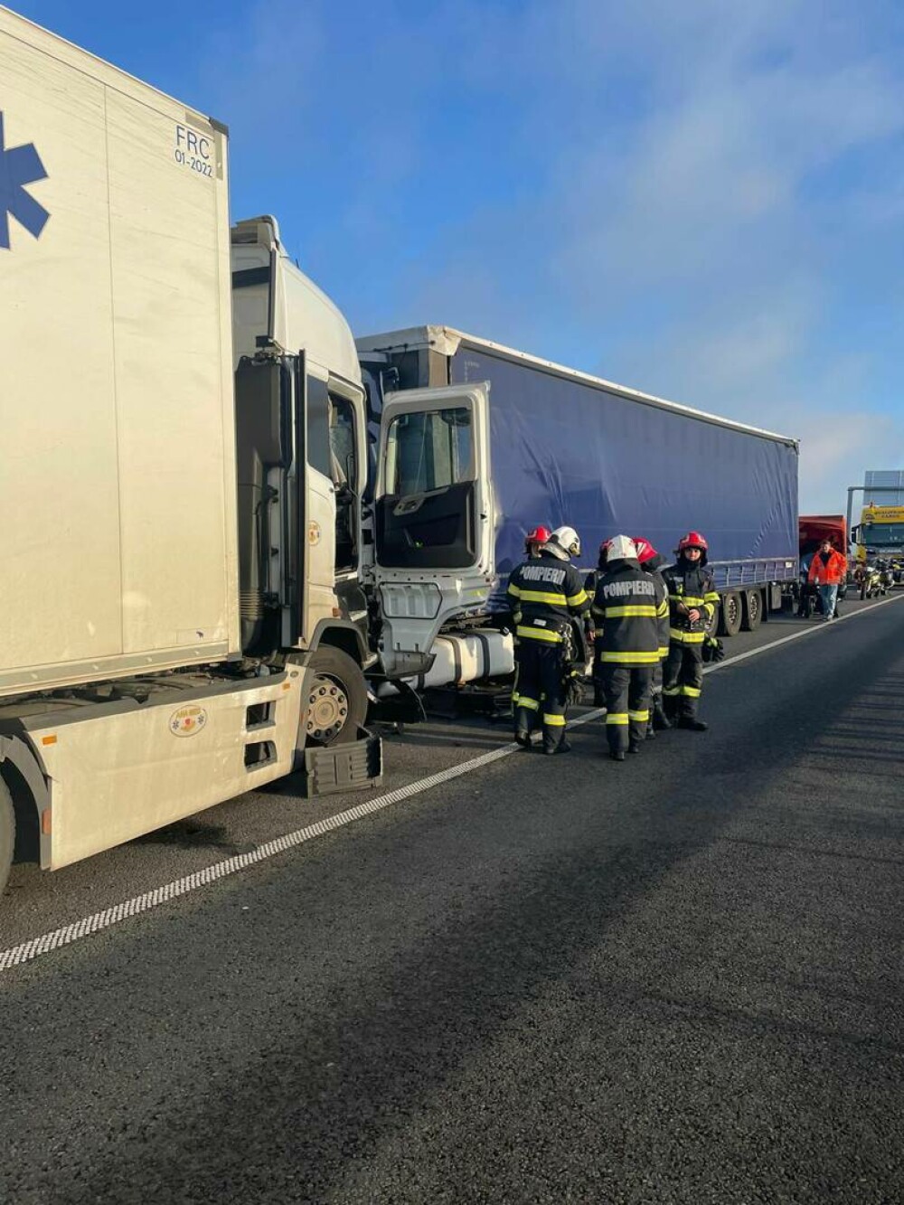 Două TIR-uri s-au ciocnit frontal între A1 și DN 7. Trei persoane au fost transportate la spital. GALERIE FOTO - Imaginea 6