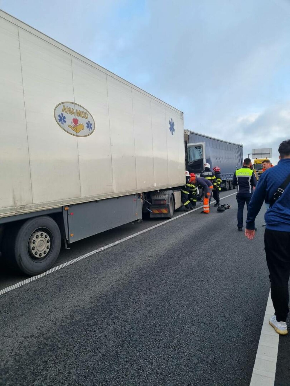 Două TIR-uri s-au ciocnit frontal între A1 și DN 7. Trei persoane au fost transportate la spital. GALERIE FOTO - Imaginea 4