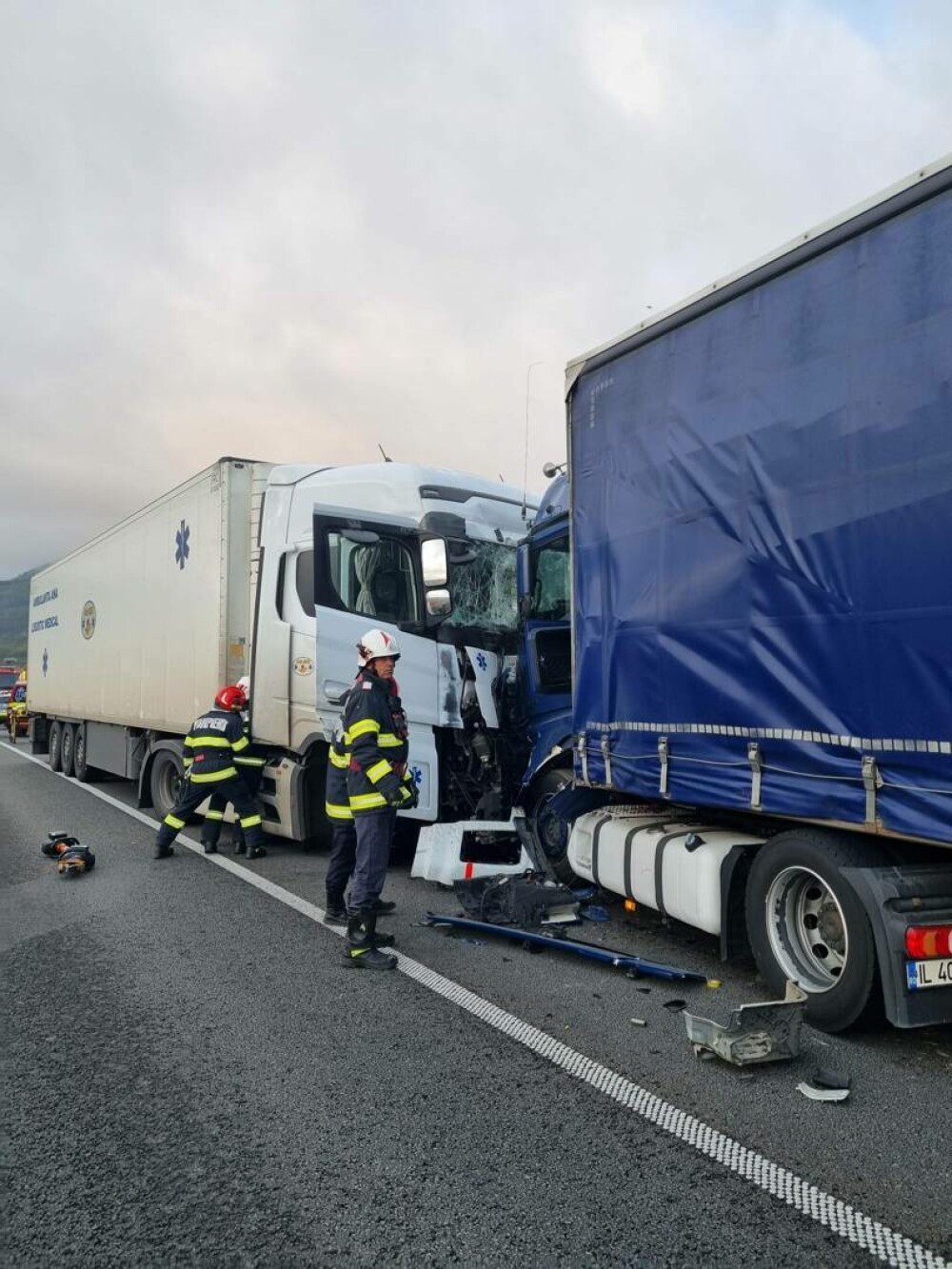 Două TIR-uri s-au ciocnit frontal între A1 și DN 7. Trei persoane au fost transportate la spital. GALERIE FOTO - Imaginea 3