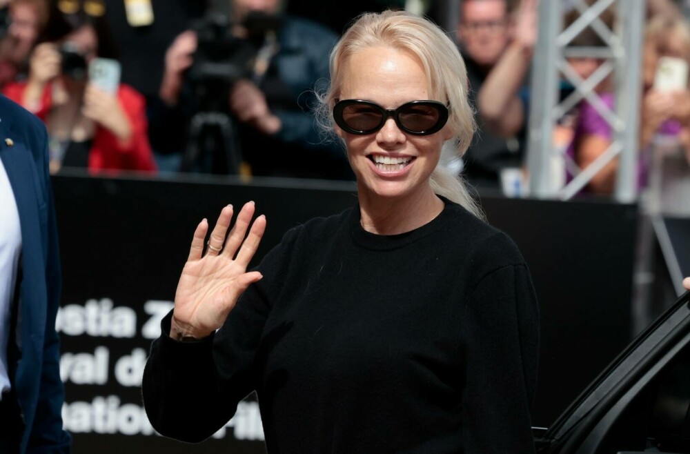 Ce spune Pamela Anderson despre viața ei amoroasă, după șase mariaje eșuate. „Atunci aș fi un partener mai bun” - Imaginea 29