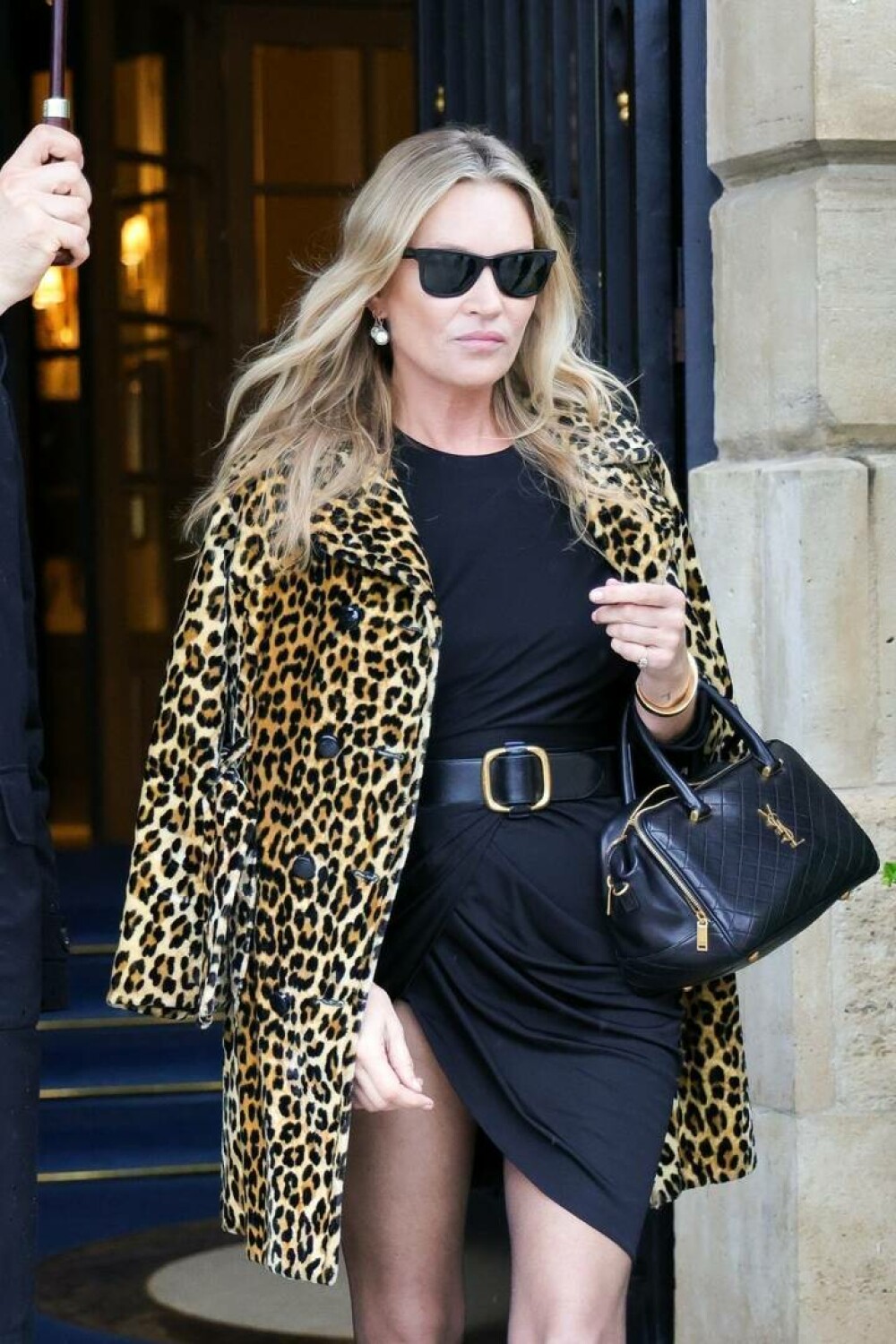 Modelul Kate Moss, provocatoare pe străzile din Paris. Cum a fost surprinsă de paparazzi ieșind dintr-un hotel. FOTO - Imaginea 2