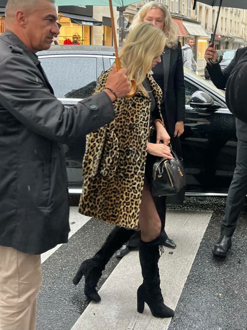 Modelul Kate Moss, provocatoare pe străzile din Paris. Cum a fost surprinsă de paparazzi ieșind dintr-un hotel. FOTO - Imaginea 4