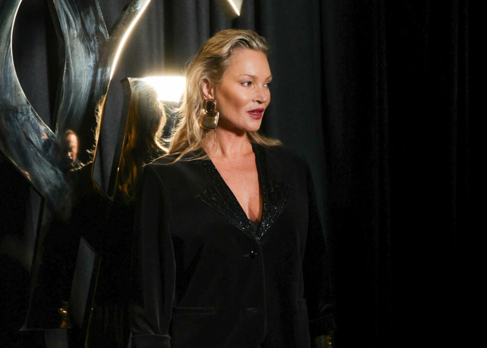 Modelul Kate Moss, provocatoare pe străzile din Paris. Cum a fost surprinsă de paparazzi ieșind dintr-un hotel. FOTO - Imaginea 11