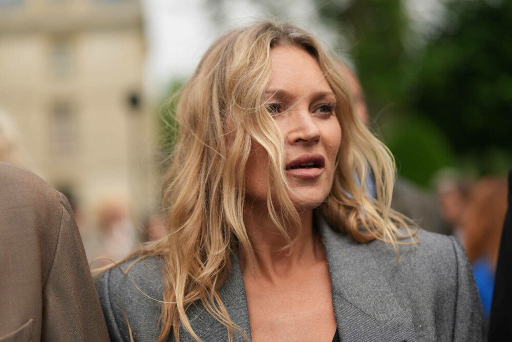 Modelul Kate Moss, provocatoare pe străzile din Paris. Cum a fost surprinsă de paparazzi ieșind dintr-un hotel. FOTO - Imaginea 13