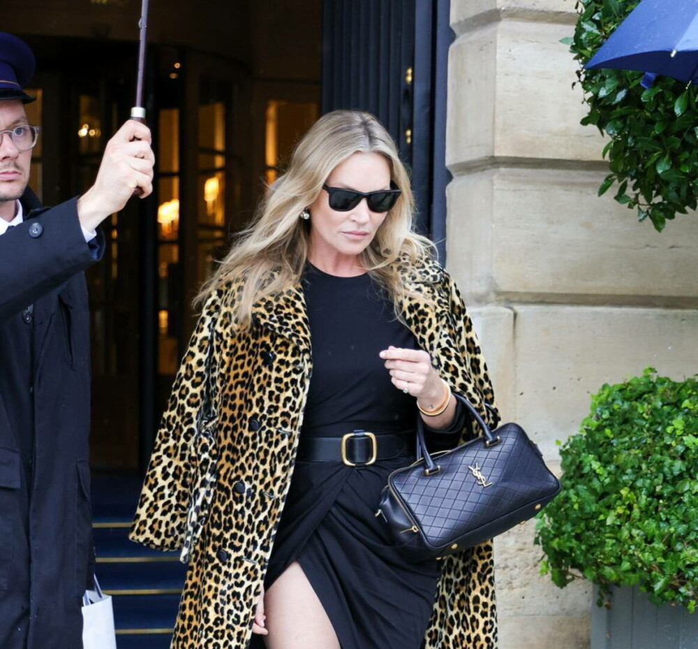 Modelul Kate Moss, provocatoare pe străzile din Paris. Cum a fost surprinsă de paparazzi ieșind dintr-un hotel. FOTO - Imaginea 29