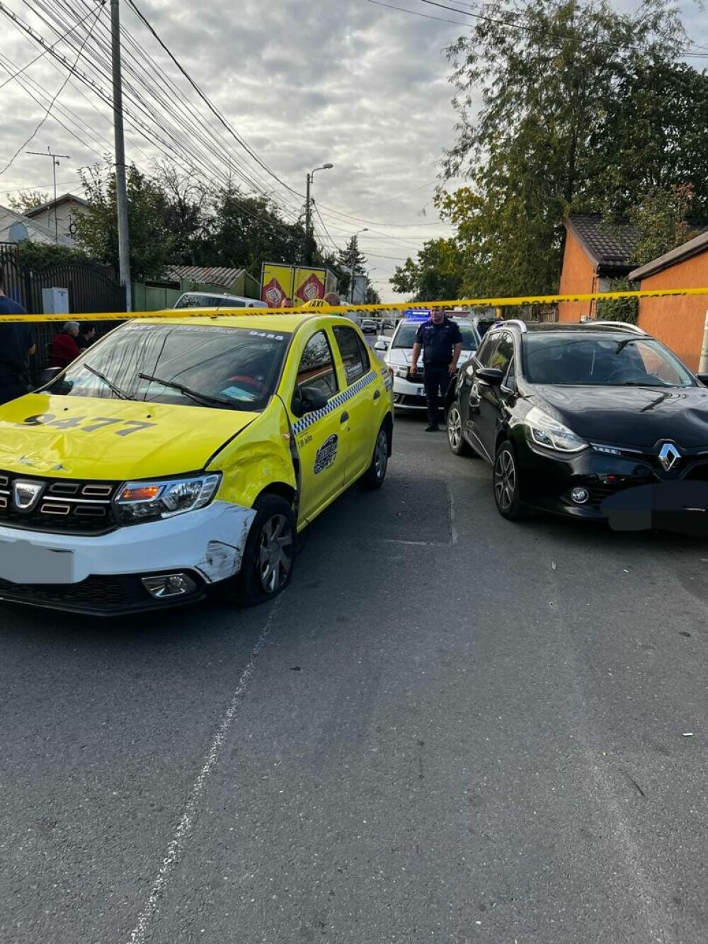 Un taximetrist din Bucureşti a provocat trei accidente, după ce s-a urcat beat la volan. Avea o alcoolemie de 1,00 mg/l. FOTO - Imaginea 2