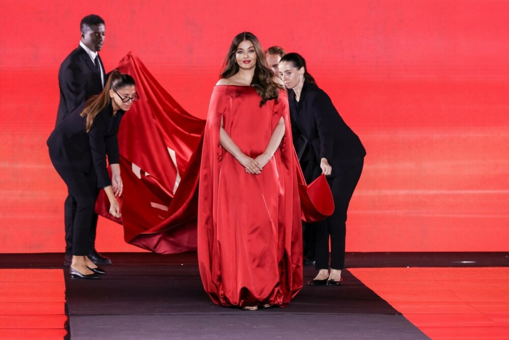 Cum arată Aishwarya Rai, actrița cu cei mai frumoși ochi din lume, la 50 de ani. A defilat la Săptămâna Modei din Paris. FOTO - Imaginea 5