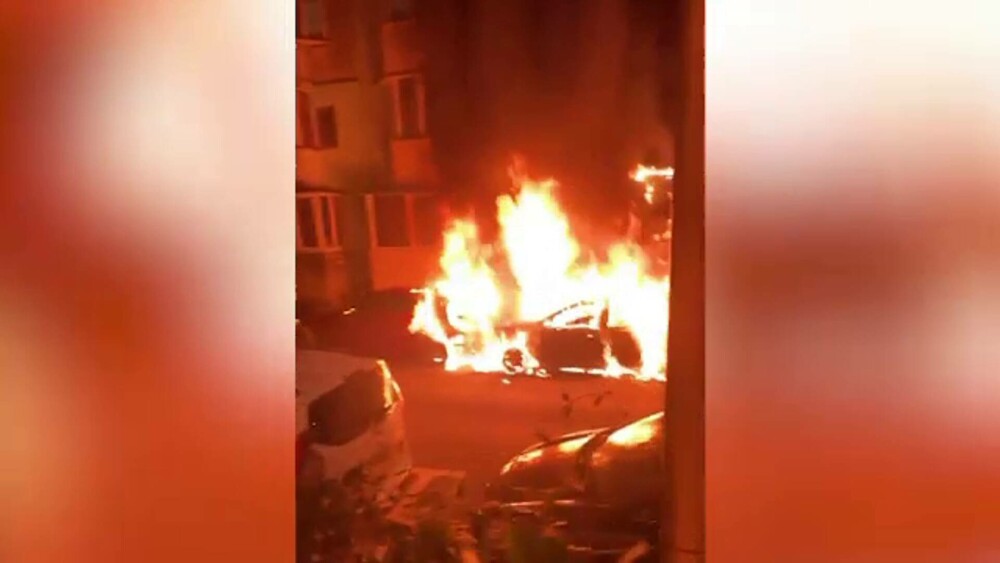 Motivul incredibil pentru care piromanul din Codlea ar fi incendiat trei mașini și fațada unui bloc - Imaginea 3