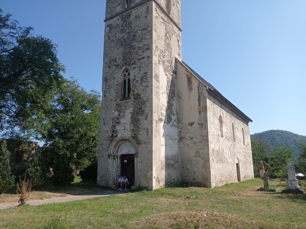 Cea mai veche biserică din România e în Hațeg. În 800 de ani, a adăpostit toate religiile. Ce se găsește în catacombe - Imaginea 1