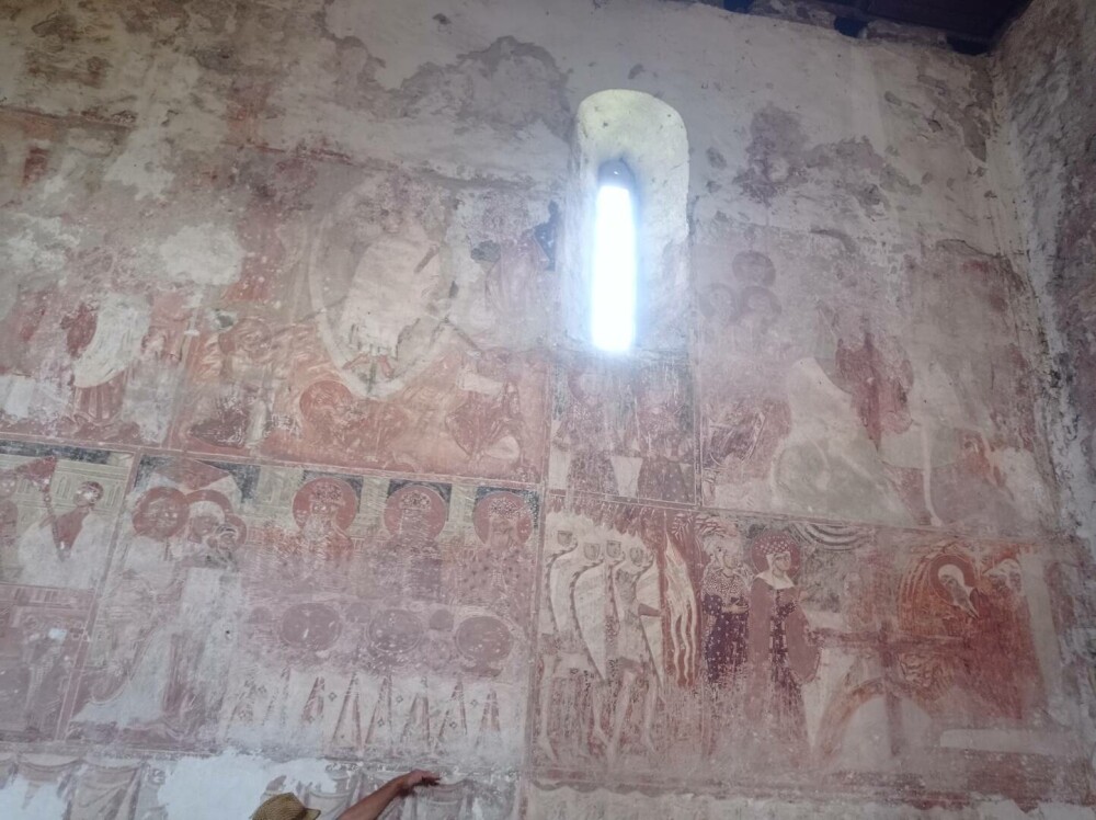 Cea mai veche biserică din România e în Hațeg. În 800 de ani, a adăpostit toate religiile. Ce se găsește în catacombe - Imaginea 16