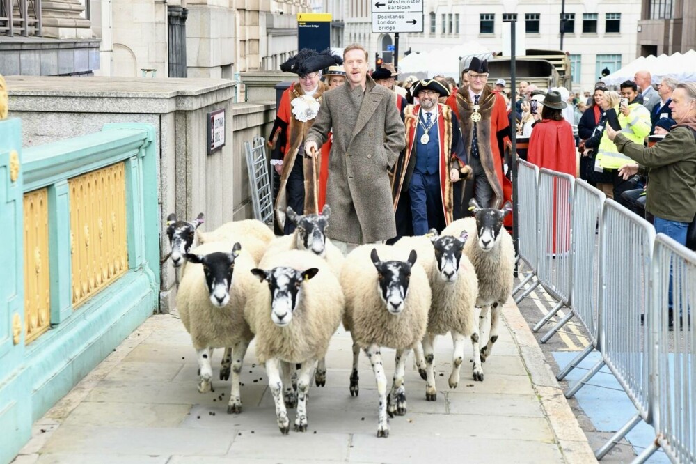 Un star de la Hollywood a trecut cu oile peste un pod din Londra. FOTO & VIDEO - Imaginea 1